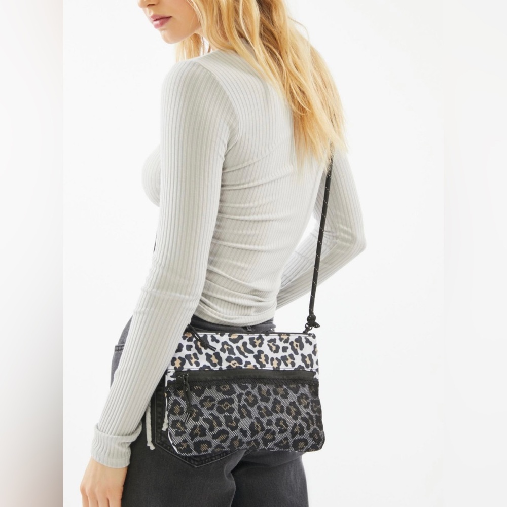 Converse novelty musette bag leopard print